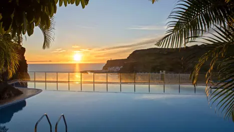 Solnedgang over poolen 