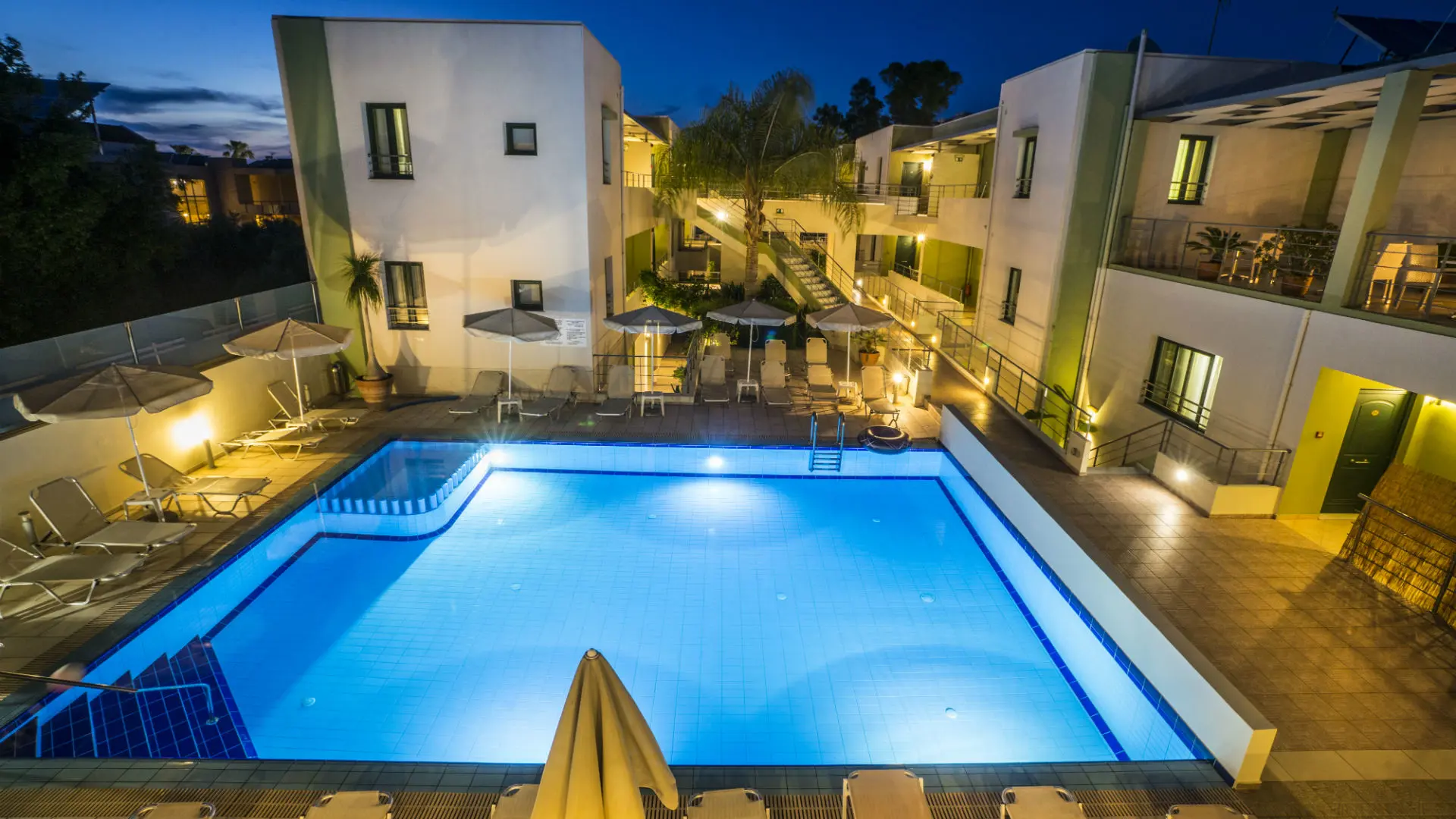 Poolområde i aftentimerne 