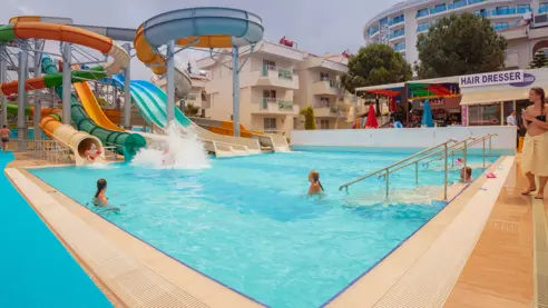 Pool med vandrutsjebaner 