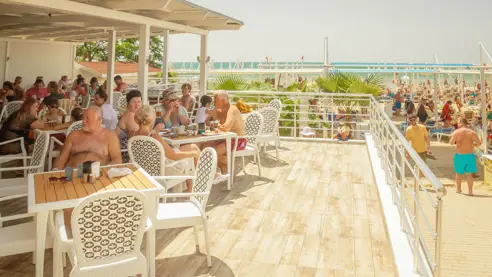 Hotellets egen strandbar