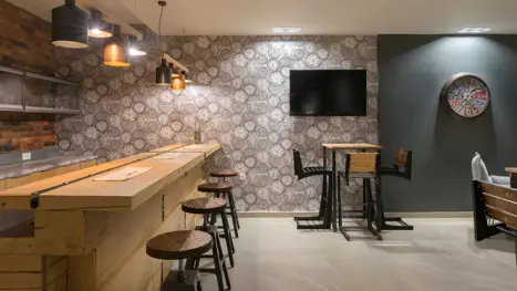 Hyggelig stilren bar