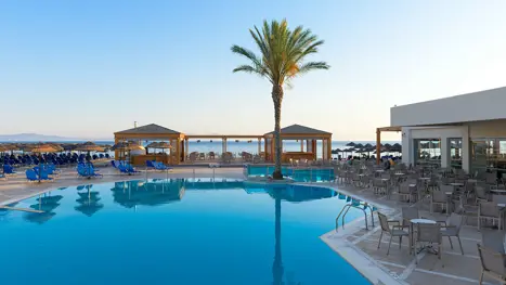Poolområde med poolbar og solstole 