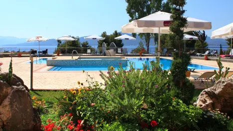 Elektra Hotel poolområde med solstole og parasoller