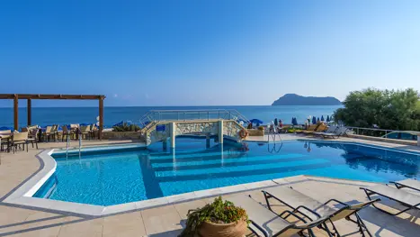 Pool med havudsigt