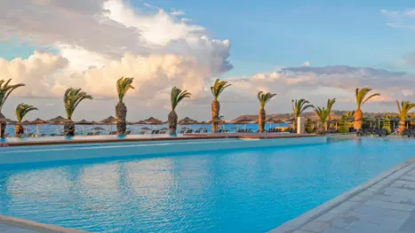 Pool med udsigt over havet 