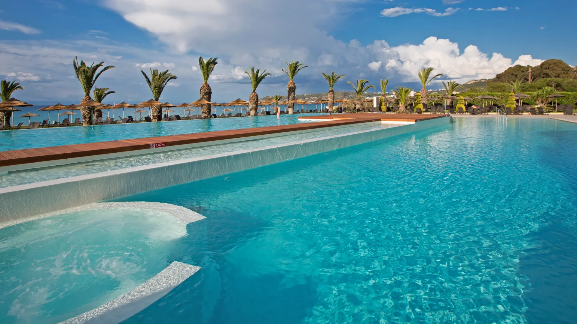 Poolområde med udsigt over stranden 