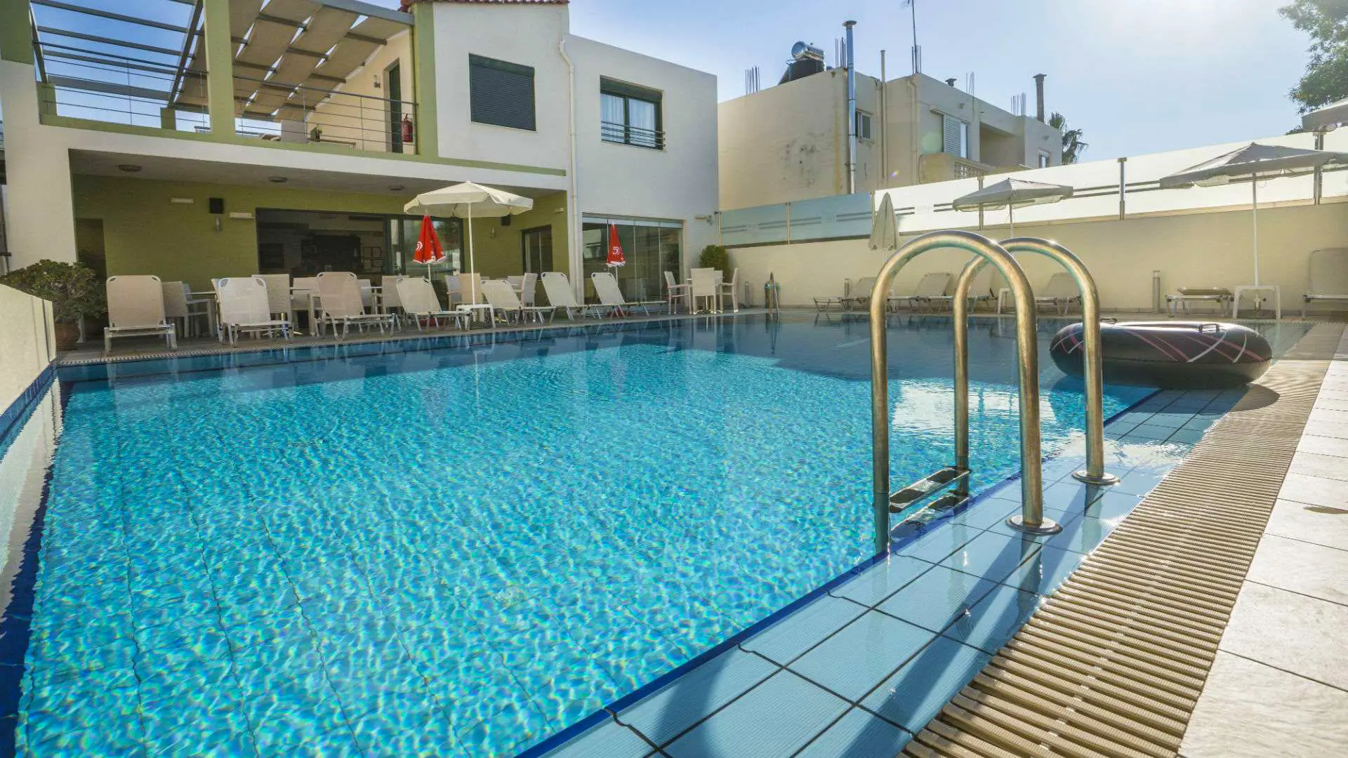 Poolområde på Athina Beach
